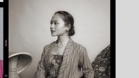 <p>Dalam potret bernuansa hitam-putih, Amel Carla tampak seperti gadis Jawa tempo&nbsp;dahulu yang terlihat sangat anggun. (Foto: Instagram @amelcarla)</p>
