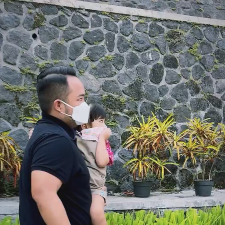 <p>Anak Momo Geisha, Briel kini mulai sekolah di <em>playgroup</em>. Sang ayah ikut mengantar ke sekolah. <em>“Hy are you growing so fast @sheenagabriellaaurorasamudra If i can just stop the time. Briell’s first day at school,”</em> tulis Momo sebagai <em>caption</em>. (Foto:Instagram @therealmomogeisha)</p>