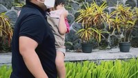 <p>Anak Momo Geisha, Briel kini mulai sekolah di <em>playgroup</em>. Sang ayah ikut mengantar ke sekolah. <em>“Hy are you growing so fast @sheenagabriellaaurorasamudra If i can just stop the time. Briell’s first day at school,”</em> tulis Momo sebagai <em>caption</em>. (Foto:Instagram @therealmomogeisha)</p>