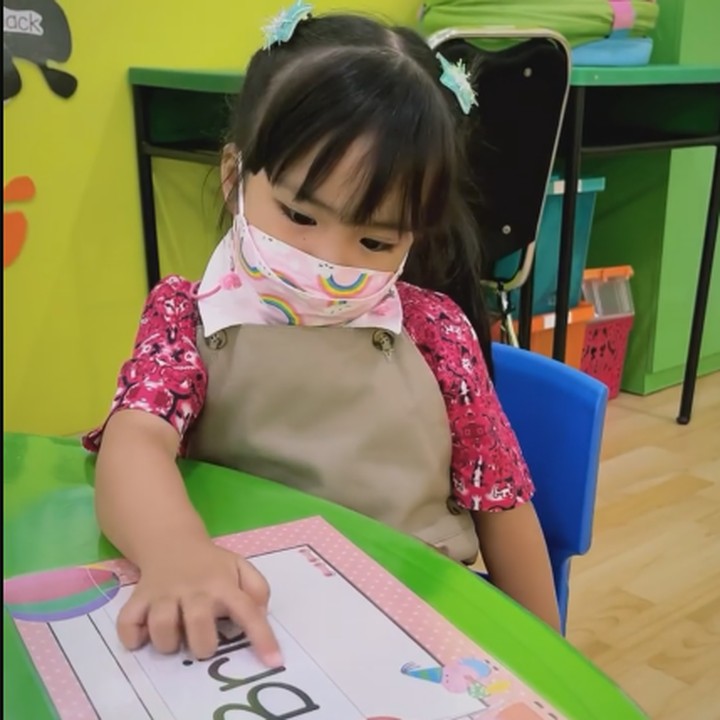 <p>Briell sekolah di <em>playgroup</em> Bina Bangsa School, Bunda. Sekolah Briell merupakan salah satu sekolah mahal di Malang. Ia tampak sangat antusias belajar di sekolah. (Foto: Instagram @therealmomogeisha)</p>