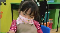 <p>Briell sekolah di <em>playgroup</em> Bina Bangsa School, Bunda. Sekolah Briell merupakan salah satu sekolah mahal di Malang. Ia tampak sangat antusias belajar di sekolah. (Foto: Instagram @therealmomogeisha)</p>