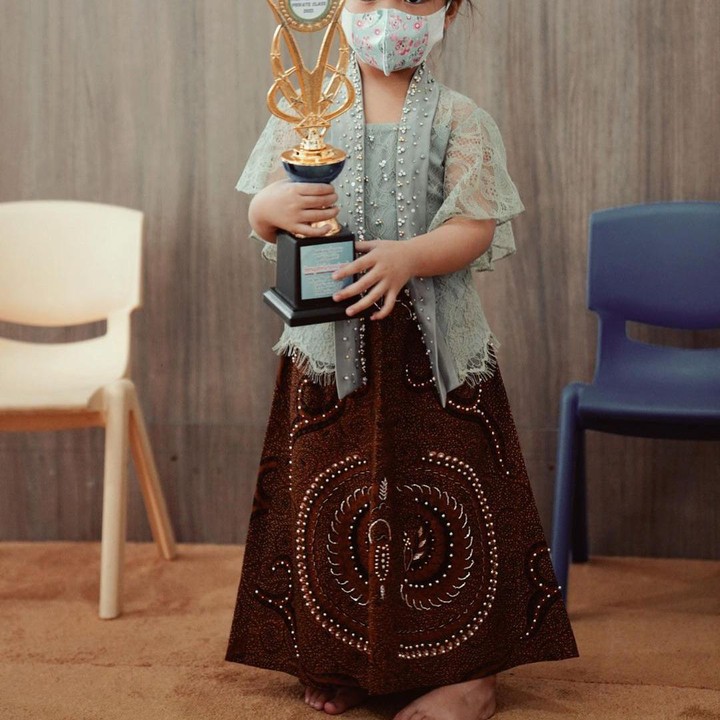 <p>Briel tampil anggun dalam balutan kebaya saat memperingati Hari Kartini. Ia tampak bergaya sembari memegang piala penghargaan. (Foto: Instagram @therealmomogeisha)</p>