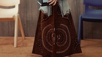 <p>Briel tampil anggun dalam balutan kebaya saat memperingati Hari Kartini. Ia tampak bergaya sembari memegang piala penghargaan. (Foto: Instagram @therealmomogeisha)</p>