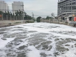 Keluhan Warga soal Busa di Sungai Mulyorejo, Gagal Mancing-Jemuran Basah