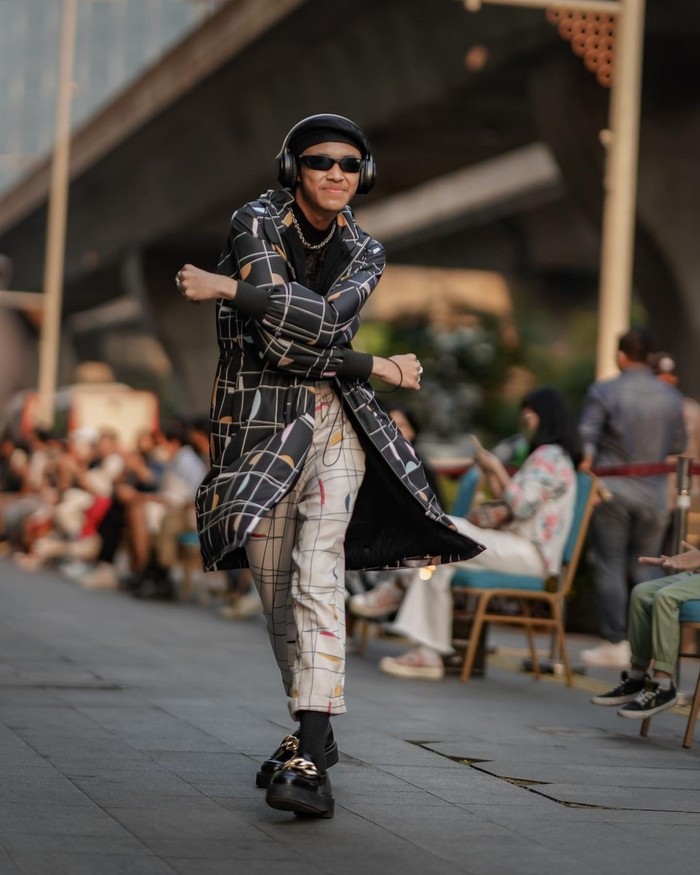 Ale yang selalu identik dengan busana crop top kini terlihat quirky memakai coat dan celana dari Calla the Label. Foto: Instagram CallatheLabel