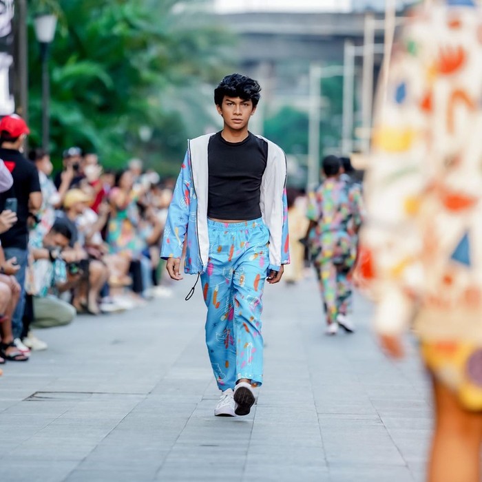 Minho Citayam Fashion Week terlihat sporty dan playful dalam kombinasi jaket dan celana bersama crop top. Foto: Instagram mallkuningancity