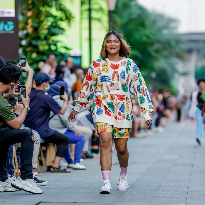 Kurma dipercaya mengenakan sweater set yang penuh warna dari Calla the Label. Foto: Instagram mallkuningancity