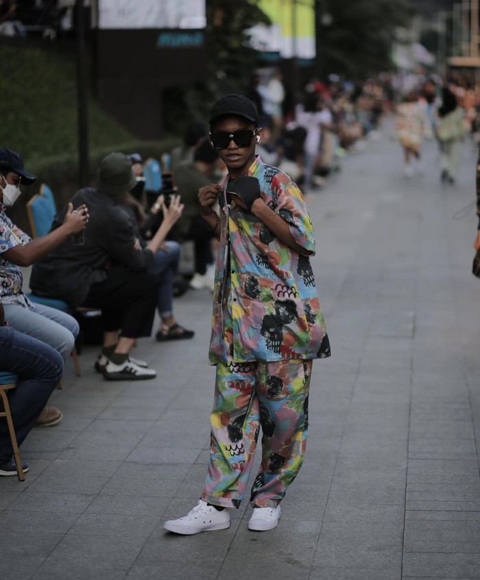 Roy tampil dalam balutan set penuh warna dengan topi dan sunglasses andalannya. Slebew! Foto: Instagram CallatheLabel