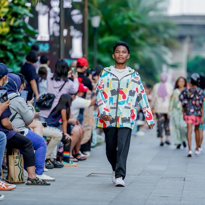 Terlihat jadi oversize di Oman, namun gayanya tetap slebew saat berjalan di 'Run to Runway'. Foto: Instagram mallkuningancity
