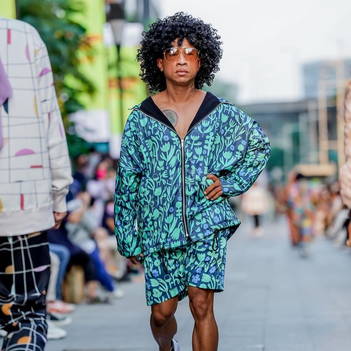 Deva dengan menampilkan gaya yang fierce saat berjalan memakai busana Calla the Label di acara Run to Runway. Foto: Instagram mallkuningancity