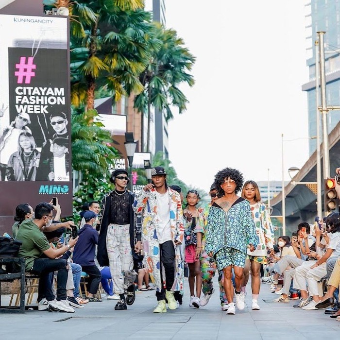 Calla the Label bersama Kuningan City menggandeng para sosok populer dari Citayam Fashion Week seperti Bonge, Roy, Ale, dan Kurma untuk berjalan membawakan koleksinya dalam acarfa 'Run to Runway'. Foto: Instagram mallkuningancity