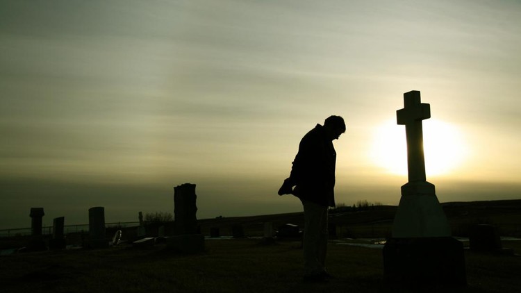 Duka Cita Kristen Angel guardian sleeping on the grave