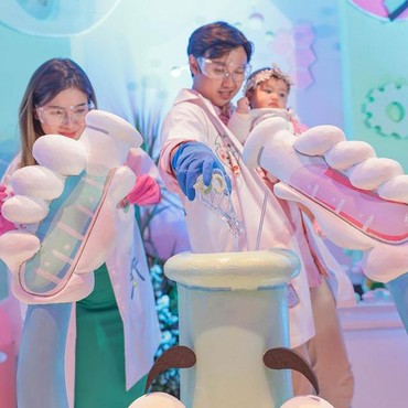 9 Momen Felicya-Hito Umumkan Jenis Kelamin Anak Kedua Bertema Ilmuwan