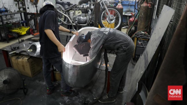 Menteri ESDM menetapkan biaya maksimal konversi motor listrik sebesar Rp17 juta lewat Permen baru.