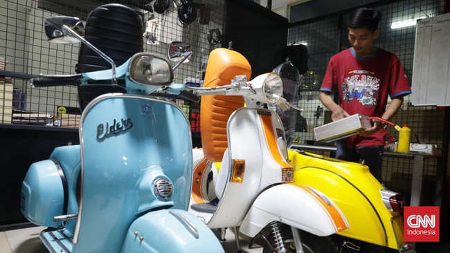Menhub Budi Karya mencoba mengendarai motor listrik hasil konversi Vespa jadul yang dibuat Elders Garage.