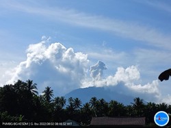 Erupsi Gunung Ibu Semburkan Abu Vulkanik 800 Meter, Warga Diimbau Menjauh