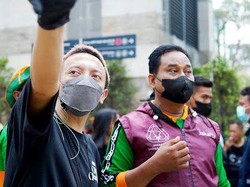 Bisma Rocket Rockers Kerahkan Pegawai Bersih-bersih di Citayam Fashion Week