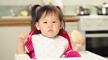 KAPAN SI KECIL BISA MAKAN BISKUIT BAYI UNTUK TUMBUH GIGI