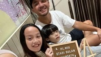 <p>Ini potret kebersamaan Bulan dengan keluarganya. “<em>Moment</em> kakak Embun dan aa Langit ketemu adek Bulan untuk pertama kalinya,” tulis Dian Ayu sebagai <em>caption.</em> (Foto: Instagram @dianayulestari)</p>