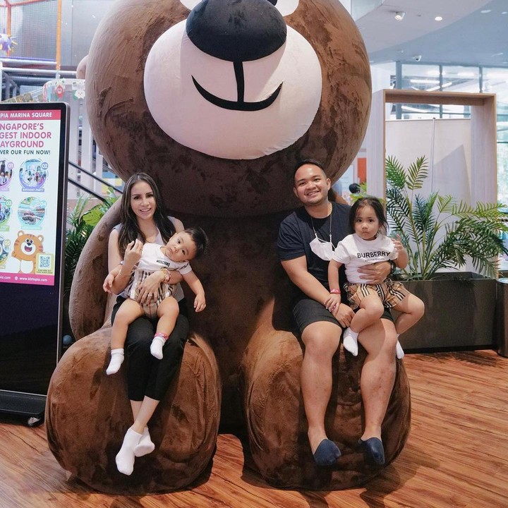 <p>Inilah potret kebersamaan Briell bersama Ayah, Bunda, dan adiknya Aberico. Briell dan adiknya terpaut perbedaan usia dua tahun. (Foto: Instagram @therealmomogeisha)</p>