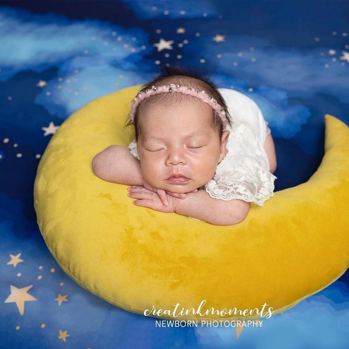<p>Inilah potretnya saat <em>newborn photoshoot</em> bertema Bulan, seperti namanya. “BTARI BULAN ANANDAYU Jadilah seperti Bulan yang selalu dibutuhkan dan membantu untuk menyinari sekitar,” kata Dian pada <em>caption</em> foto tersebut. (Foto: Instagram @dianayulestari)</p>