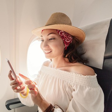 img-title Mau Bepergian Jauh? Ini 3 Jenis Skincare yang Wajib Digunakan di Pesawat Agar Kulit Tetap Glowing