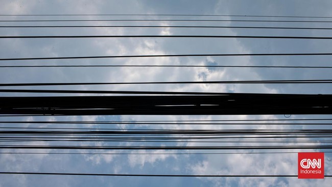 FOTO: Penataan Kabel Listrik Semrawut di Depok