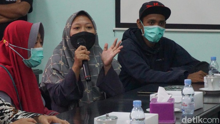 Keluarga ibu dipaksa lahiran normal saat hearing di DPRD Jombang Keluarga ibu dipaksa lahiran normal saat hearing di DPRD Jombang