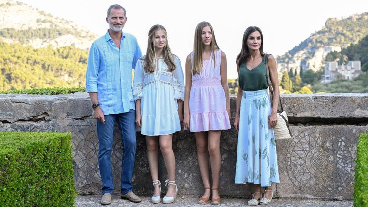 Ratu Letizia, Putri Sofia, Putri Leonor dan Raja Felipe VI dari Spanyol mengunjungi  Cartuja of Valldemossa, Spanyol