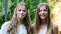 <p>Seperti kisah putri dalam cerita Disney, Putri Leonor dan Putri Sofia memiliki paras yang cantik dan memesona, lho. (Foto: Getty Images/Carlos Alvarez)</p>