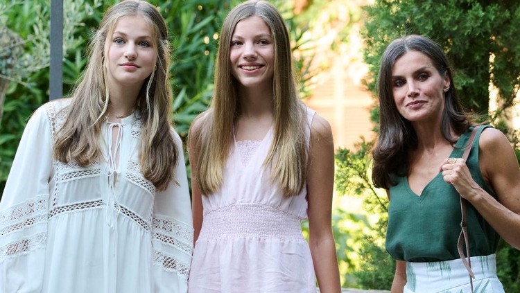 Keluarga Kerajaan Spanyol Ratu Letizia, Putri Sofia, Putri Leonor dan Raja Felipe VI dari Spanyol mengunjungi Cartuja of Valldemossa, Spanyol