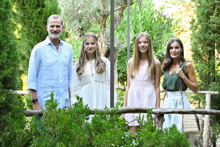 Ratu Letizia, Putri Sofia, Putri Leonor dan Raja Felipe VI dari Spanyol mengunjungi  Cartuja of Valldemossa, Spanyol
