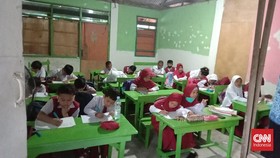 Lahan SD Negeri di Makassar Disegel Warga, Guru Buat Kelas Darurat