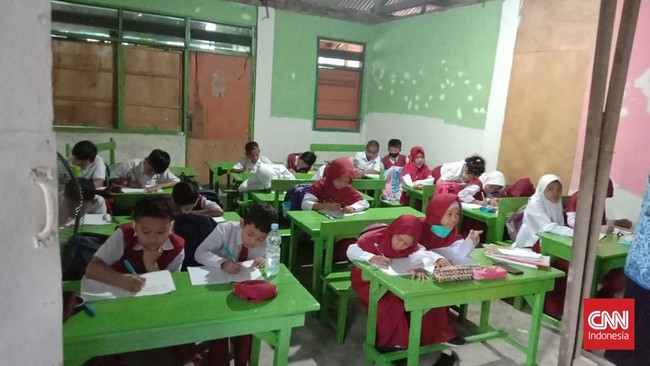 Siswa SD Negeri di Makassar terpaksa belajar di kelas darurat usai sekolah mereka disegel dan diklaim lahannya oleh seorang warga.