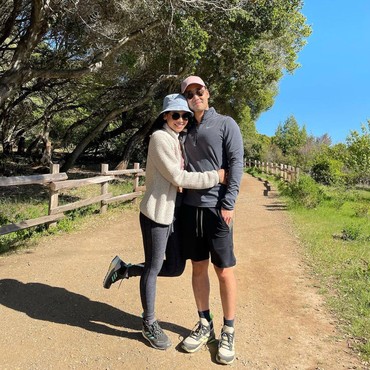 Pulang ke Kampung Halaman Suami, Inisial di Topi Maudy Ayunda Jadi Sorotan