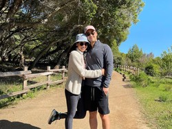 Pulang ke Kampung Halaman Suami, Inisial di Topi Maudy Ayunda Jadi Sorotan