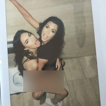 Foto Julurkan Lidah bareng Kourtney Kardashian, Megan Fox Bikin OnlyFans?