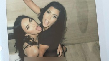 img-title Foto Julurkan Lidah bareng Kourtney Kardashian, Megan Fox Bikin OnlyFans?