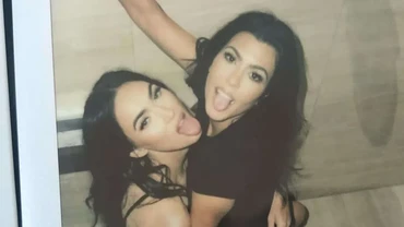img-title Heboh Foto Panas Megan Fox & Kourtney Kardashian di Toilet