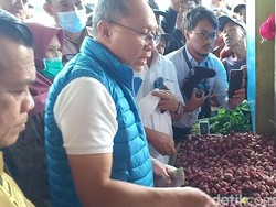 Mendag Zulhas Traktir Emak-emak di Jambi Migor-Cabai