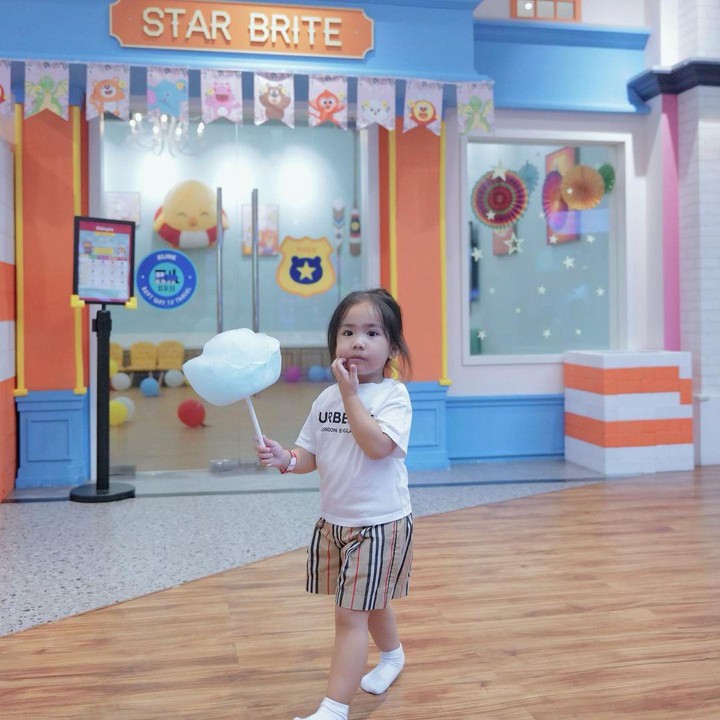 <p>Menurut sang Bunda Briell semakin besar tumbuh menjadi anak yang ceria. <em>“Happy kid.</em> Makin gede makin bawel <em>byk</em> maunya,” kata Momo pada unggahan Instagramnya. (Foto: Instagram @therealmomogeisha)</p>