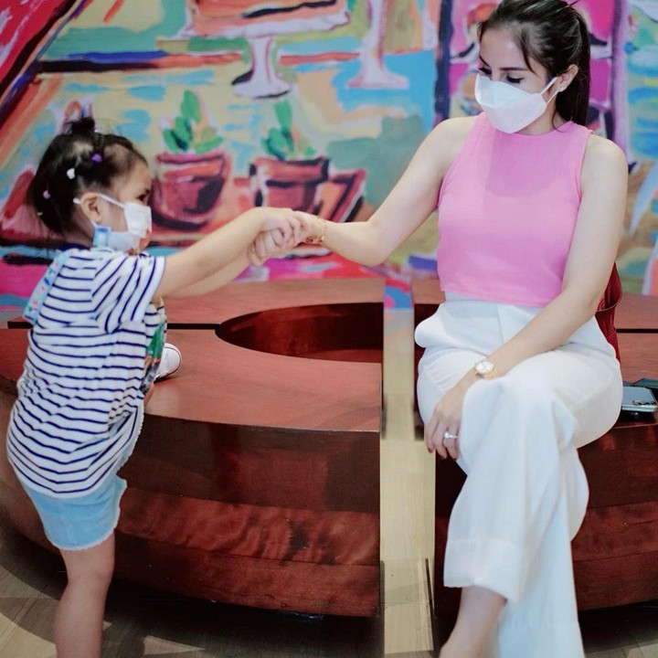 <p>Momo sering kali menyempatkan waktu untuk bermain bersama Briell. Ia kuga kerap membagikan aktivitas putrinya melalui unggahan Instagram. (Foto: Instagram @therealmomogeisha)</p>