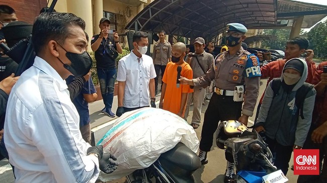 Kabid Humas Polda Banten Kombes Shinto Silitonga menyebut wanita yang ditemukan tewas di dalam karung dibunuh oleh suaminya berinisial PW pada Jumat 29 Juli.