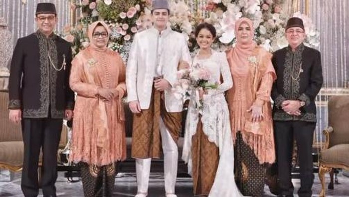 Potret Gaun Pengantin Mutiara Baswedan, Salah Satunya Ada Rancangan Didit Hediprasetyo! Potret Gaun Pengantin Mutiara Baswedan, Salah Satunya Ada Rancangan Didit Hediprasetyo!