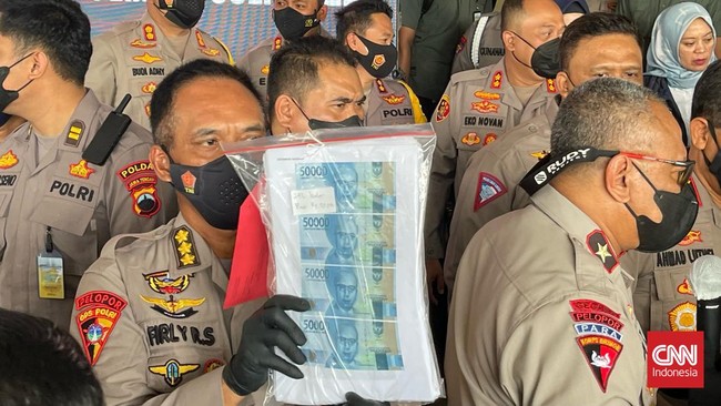 Kapolda Jateng menyebut uang palsu yang dibongkar jajarannya tidak terkait Pemilu 2024, namun warga diminta tetap waspada uang palsu jelang Pemilu 2024.