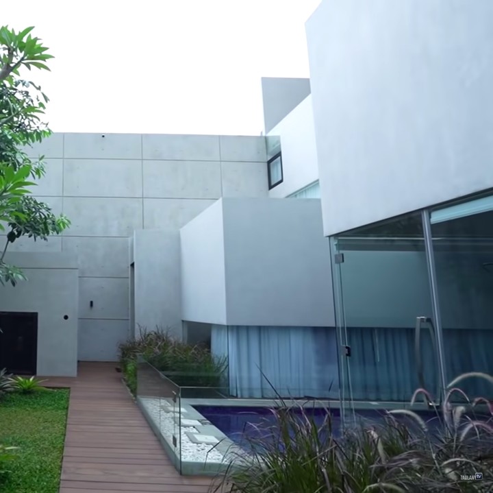 <p>Desta mengaku konsep rumah yang ia ambil adalah modern minimalis tropical. Rumah ini didominasi dengan tiga warna monokrom yakni abu-abu, hitam, dan putih. (Foto: YouTube Taulany TV)</p>