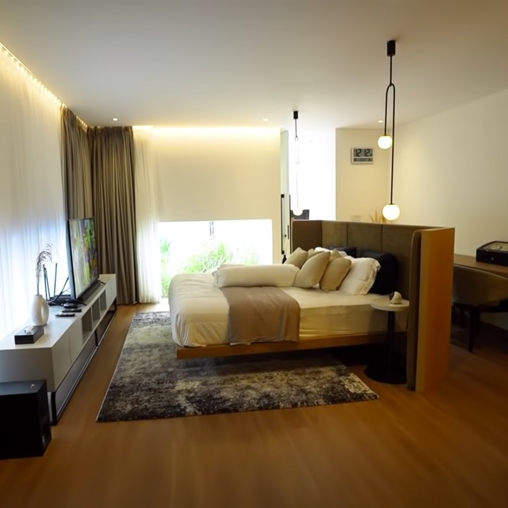 <p>Kamar tidur utama didominasi dengan furnitur kayu. Menurut Desta, kamar tidurnya ini menggunakan konsep yang minimalis tapi elegan. (Foto: YouTube Taulany TV)</p>