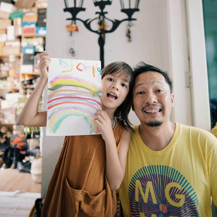 <p>Ringgo mengaku selalu membiasakan diri bangun pagi supaya bisa mengantar Bjorka saat baru masuk sekolah. Kini usia Bjorka sudah 6 tahun dan tengah duduk di bangku sekolah dasar. (Foto: Instagram @ringgoagus)</p>