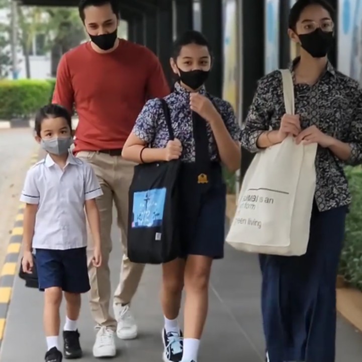 <p>Rio Stockhorst menyempatkan untuk mengantar ketiga anaknya ke sekolah, Shaista, Shanika, dan Raqilla. “Alhamdulillah dapat libur <em>shooting</em>, bisa antar anak-anak ke sekolah @globalsevillapulomas,” tulis Rio pada <em>captionnya</em>. (Foto: Instagram @rio.stokhorst)</p>