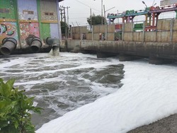 Busa Muncul Setinggi 2 Meter di Sungai Mulyorejo Dampak Rumah Pompa Dinyalakan